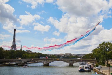 PARIS, FRANCE - 8 AĞUSTOS 2021: Fransız Hava Kuvvetleri akrobatik takımı Patrouille de France Olimpiyat bayrak teslim töreni sırasında Paris 'in gökyüzünü kırmızı, beyaz ve maviye boyadı