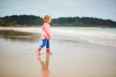 Brittany, Fransa 'nın Atlantik kıyısındaki kumsalda küçük sevimli bir kız. Küçük çocuk deniz ya da okyanus kenarında tatilin tadını çıkarıyor. Çocuklarla seyahat etmek.
