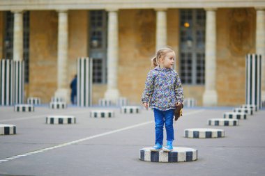 Paris, Fransa 'da Palais Royale' de koşan neşeli kız.