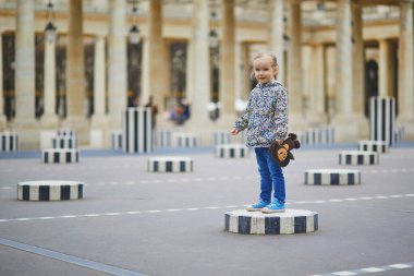 Paris, Fransa 'da Palais Royale' de koşan neşeli kız.