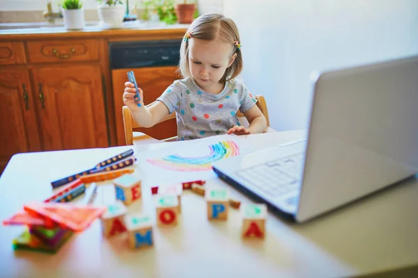 Dziewczynka Rysująca Tęczę Przed Laptopem Dzieciak Korzystający Komputera Komunikacji Znajomymi — Zdjęcie stockowe
