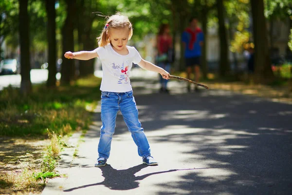 Schattig Kleuter Meisje Dat Met Een Stok Speelt Een Zonnige — Stockfoto