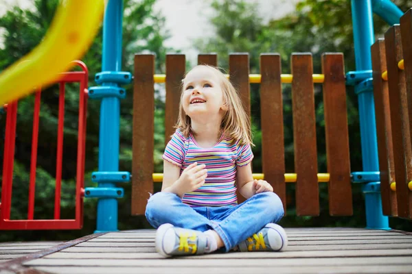 遊び場で遊んでいる幸せな3歳の女の子 子供のための屋外夏の活動 — ストック写真