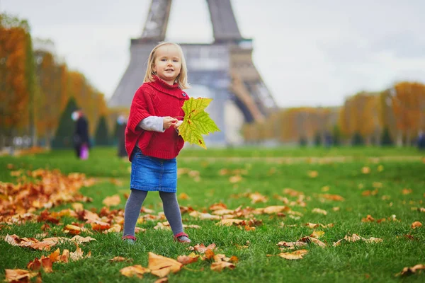 Entzückendes Kleines Mädchen Roten Poncho Das Einem Herbsttag Der Nähe — Stockfoto