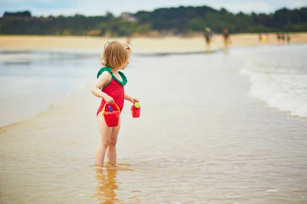 Entzückendes Kleinkind Beim Spielen Sandstrand Der Atlantikküste Der Bretagne Frankreich — Stockfoto