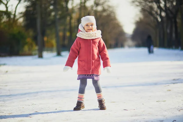 Schattig Peutermeisje Een Zonnige Sneeuwdag Gelukkig Kind Dat Met Sneeuw — Stockfoto