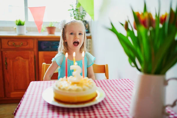 Mutlu Küçük Kız Üçüncü Doğum Gününü Kutluyor Bir Dilek Tutuyor — Stok fotoğraf