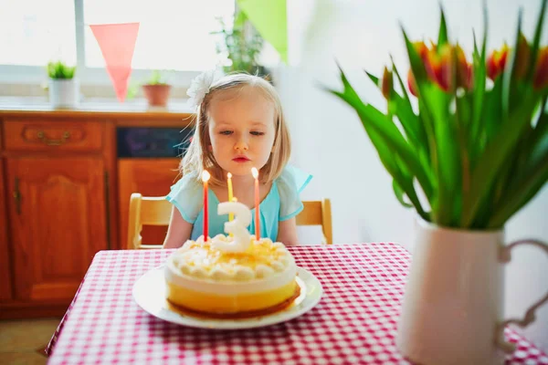 Ragazzina Felice Che Festeggia Suo Terzo Compleanno Esprime Desiderio Ragazzino — Foto Stock