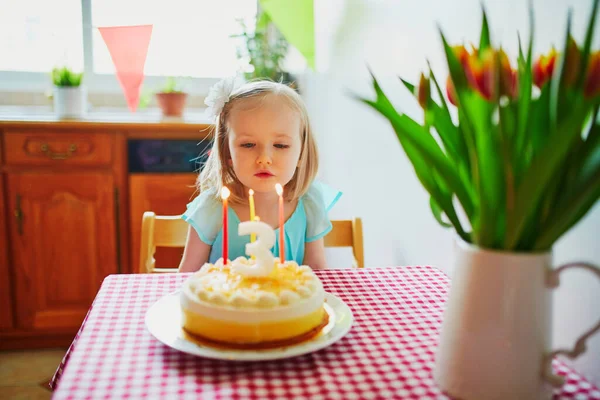 Glad Liten Flicka Firar Sin Tredje Födelsedag Och Gör Önskan — Stockfoto