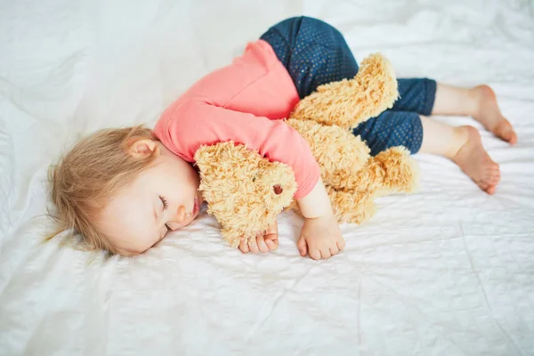 Imádnivaló Baba Lány Alszik Kedvenc Játék Kisgyermek Amelynek Nap Nap — Stock Fotó