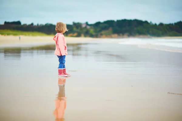 Roztomilé Batole Dívka Písečné Pláži Pobřeží Atlantiku Bretaň Francie Malé — Stock fotografie