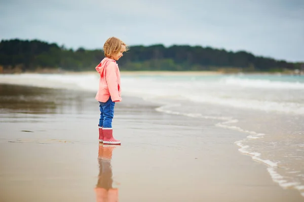 Roztomilé Batole Dívka Písečné Pláži Pobřeží Atlantiku Bretaň Francie Malé — Stock fotografie