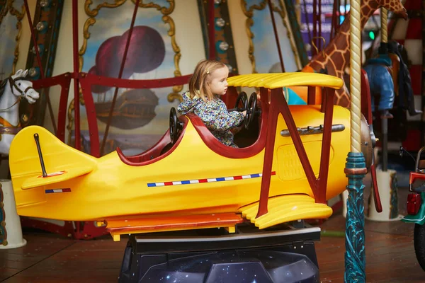 Bambino Che Diverte Sulla Giostra Vintage Francese Parigi Francia Adorabile — Foto Stock