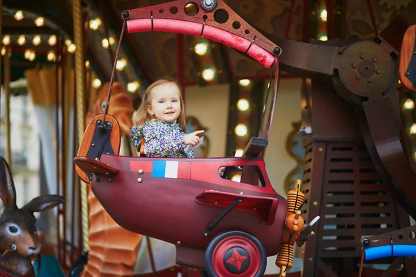Kleinkind Amüsiert Sich Auf Französischem Jahrmarkt Paris Liebenswertes Kleines Mädchen — Stockfoto