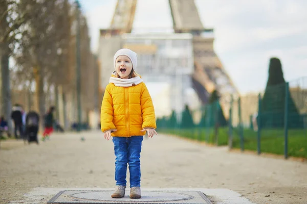 可爱的蹒跚学步的小女孩走在法国巴黎的埃菲尔铁塔附近 快乐的孩子享受春天或秋天的日子 儿童户外活动 — 图库照片