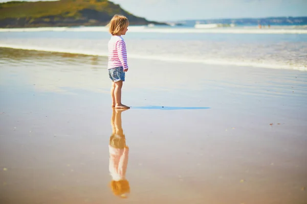 Menina Adorável Criança Praia Areia Costa Atlântica Bretanha França Criança — Fotografia de Stock