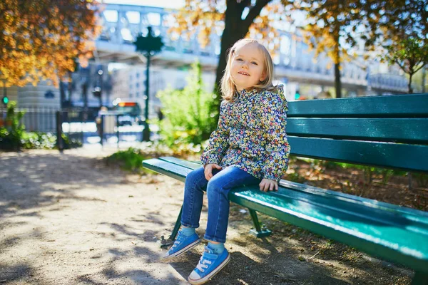 Menina Criança Alegre Feliz Sentada Banco Uma Rua Paris França — Fotografia de Stock