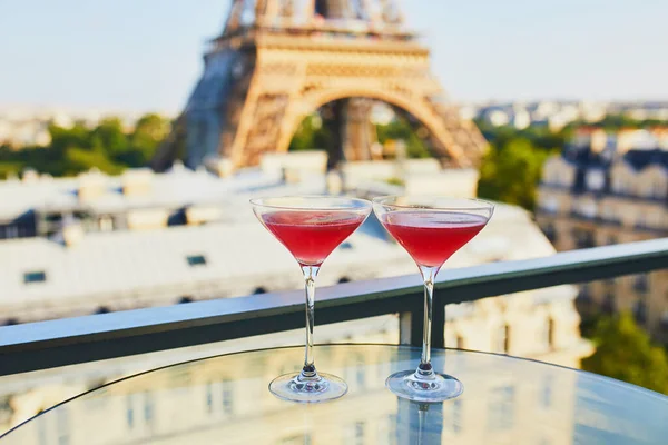 Twee Cosmopolitische Cocktails Traditionele Martini Glazen Een Glazen Tafel Met — Stockfoto