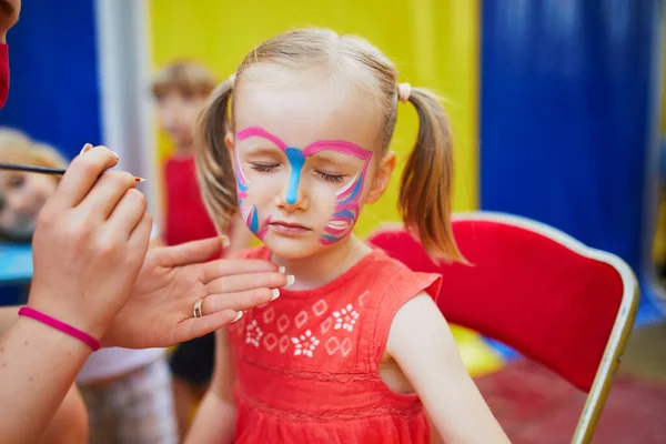 Crianças Enfrentam Pintura Artista Pintando Pequena Menina Pré Escolar Como — Fotografia de Stock