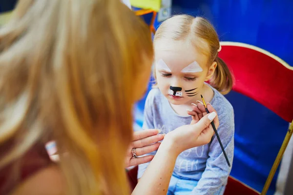 Çocuklar Boyayla Yüzleşir Sanatçı Küçük Anaokulu Kızını Kedi Gibi Boyuyor — Stok fotoğraf