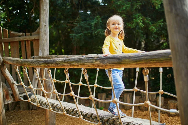 Feliz Niña Años Jugando Parque Infantil Actividades Verano Aire Libre — Foto de Stock