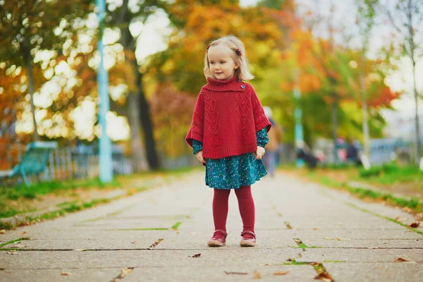 Urocza Dziewczynka Bawiąca Się Jesiennym Parku Paryżu Szczęśliwy Dzieciak Cieszący — Zdjęcie stockowe
