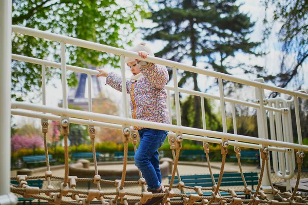 快乐3岁的小女孩在法国巴黎的一个操场上玩耍 供儿童参加的春季 秋季或冬季户外活动 — 图库照片