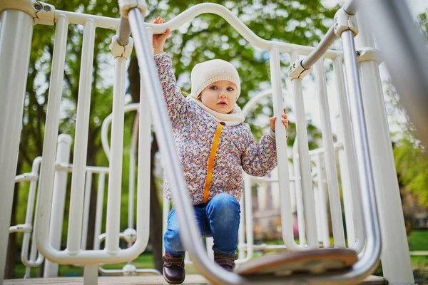 Feliz Niña Años Jugando Parque Infantil París Francia Actividades Aire — Foto de Stock