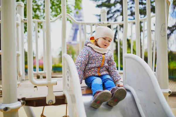 Šťastná Letá Dívka Hrající Hřišti Paříži Francii Venkovní Jarní Podzimní — Stock fotografie