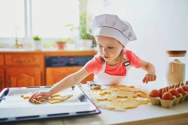 Schattig Kleuter Meisje Dat Koekjes Maakt Kind Helpt Met Koken — Stockfoto