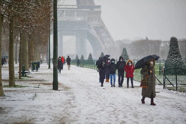 フランス 2021年1月16日 パリのエッフェル塔を大雪の日に通過する人々 フランスで異常な天気予報 — ストック写真