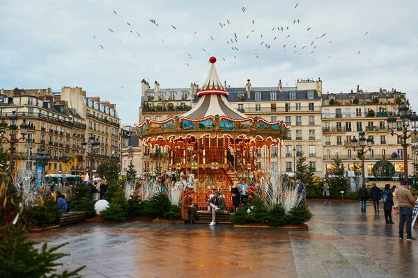 Paris Francja Grudzień 2020 Oświetlona Karuzela Jarmarku Bożonarodzeniowym Pobliżu Hotelu — Zdjęcie stockowe