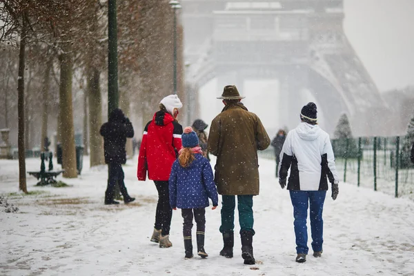 フランス 2021年1月16日 パリのエッフェル塔を大雪の日に通過する人々 フランスで異常な天気予報 — ストック写真