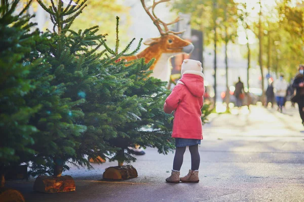 Feliz Niña Alegre Mercado Árboles Navidad Una Calle París Francia —  Fotos de Stock