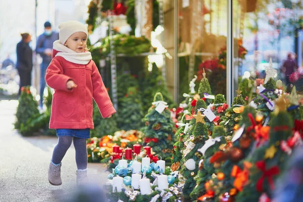 パリの街のクリスマスツリー市場で幸せな陽気な幼児の女の子 フランス 木を選択 — ストック写真