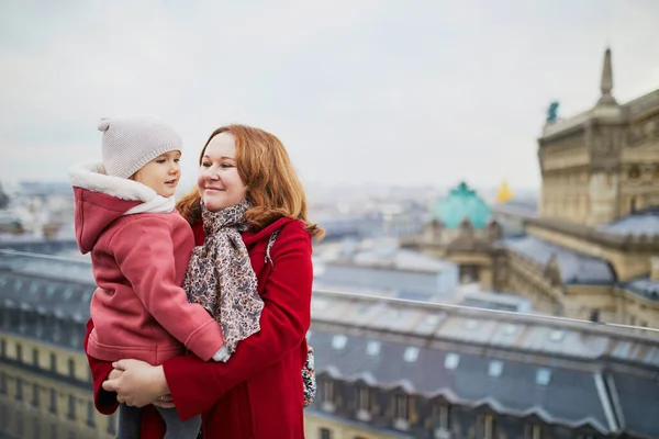 Mladá Žena Drží Rozkošné Batole Dívka Zatímco Vychutnává Výhled Pařížské — Stock fotografie