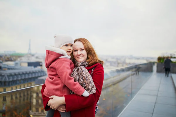 Молодая Женщина Держит Очаровательную Девочку Тодлера Наслаждаясь Видом Парижской Террасы — стоковое фото