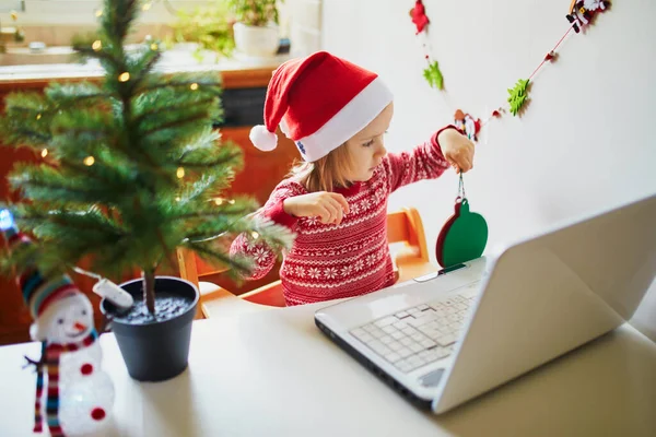 Glad Liten Flicka Tomte Hatt Med Laptop Grabben Använder Dator — Stockfoto