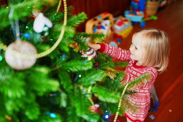 Adorable Niña Pequeña Con Jersey Navideño Decorando Árbol Navidad Celebración — Foto de Stock