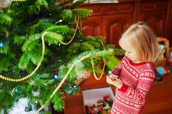 Adorable Niña Pequeña Con Jersey Navideño Decorando Árbol Navidad Celebración — Foto de Stock