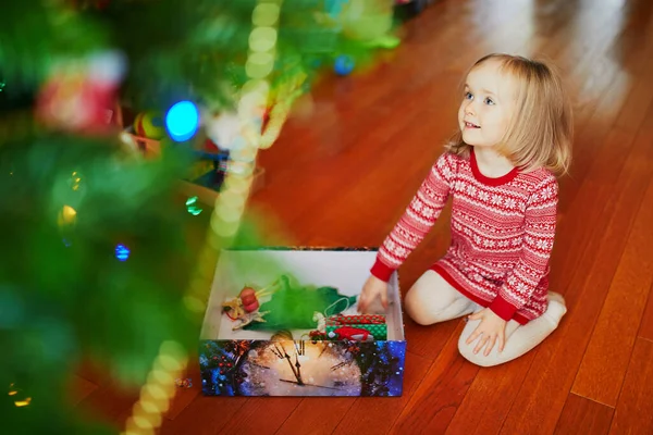 Urocza Dziewczynka Świątecznym Swetrze Ozdobiona Choinką Świętowanie Wakacji Sezonowych Dziećmi — Zdjęcie stockowe