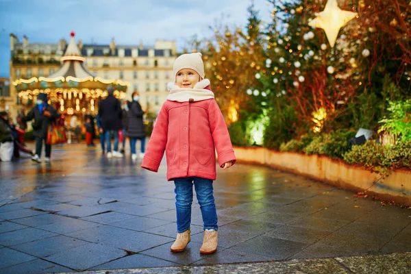 在法国巴黎的圣诞市场上 可爱的学龄前女孩 与孩子们一起庆祝季节性寒假 — 图库照片