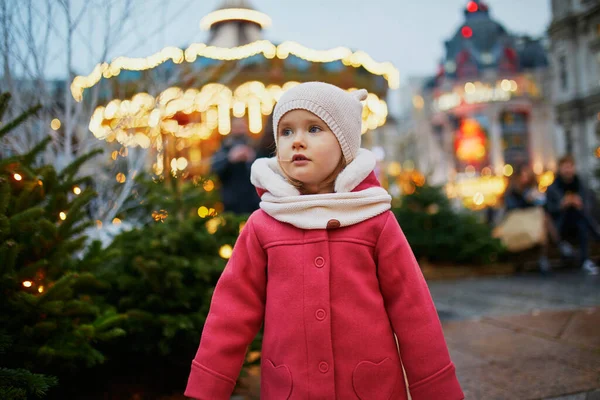 Adorable Niña Preescolar Mercado Navidad París Francia Celebración Vacaciones Invierno —  Fotos de Stock