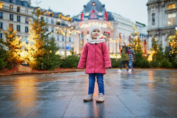 フランスのクリスマスマーケットで愛らしい未就学児の女の子 子供と一緒に季節の冬の休日を祝う — ストック写真