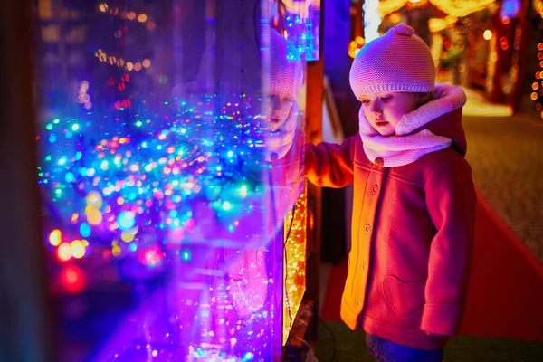 クリスマスのために飾られた大型デパートの窓ガラスを見て幼児の女の子 フランスのホリデーシーズンを楽しむ子供 — ストック写真