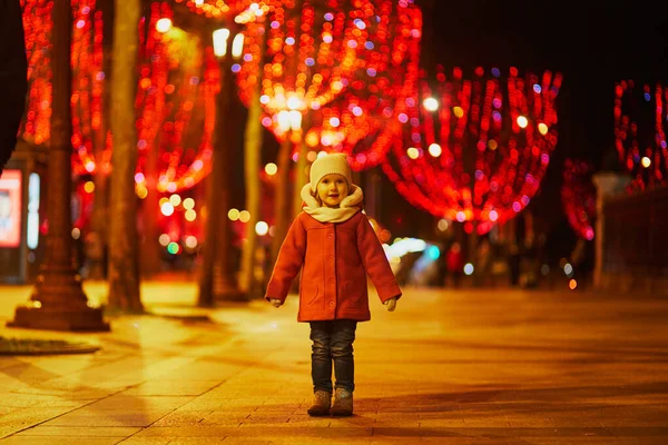 Bedårande Förskoleflicka Champs Elysees Med Sin Traditionella Julbelysning Paris Frankrike — Stockfoto