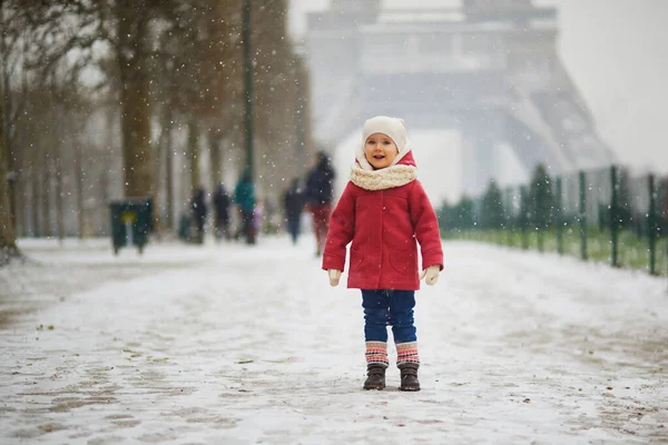 Adorable Toddler Girl Eiffel Tower Day Heavy Snowfall Paris France — Stock Photo, Image