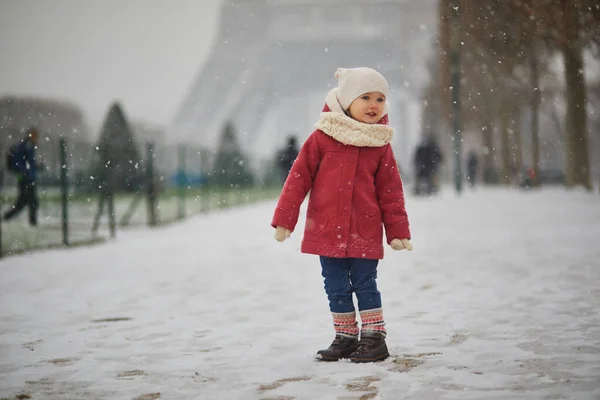 Menina Adorável Criança Perto Torre Eiffel Dia Com Forte Queda — Fotografia de Stock