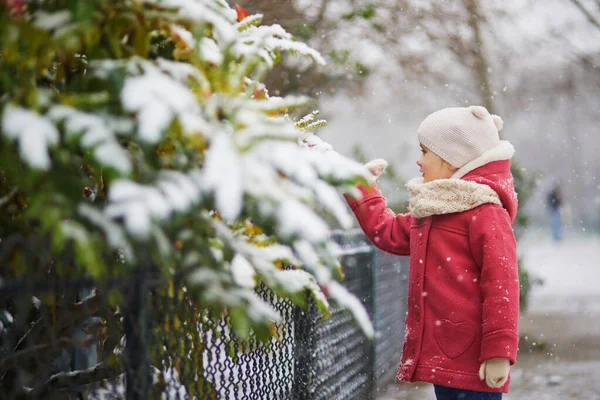 Yoğun Kar Yağışı Olan Bir Günde Tatlı Bir Kız Mutlu — Stok fotoğraf