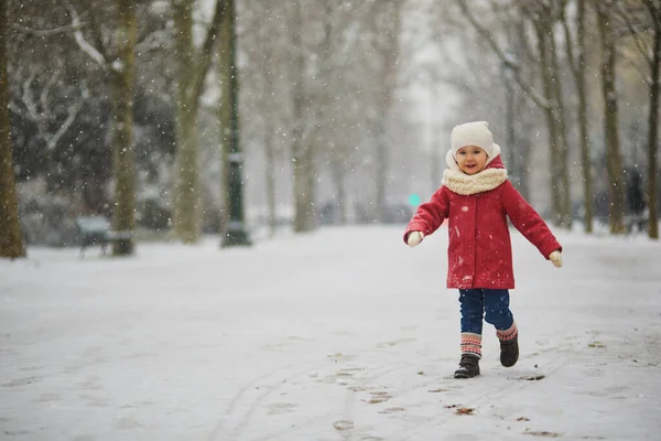 Yoğun Kar Yağışı Olan Bir Günde Tatlı Bir Kız Mutlu — Stok fotoğraf